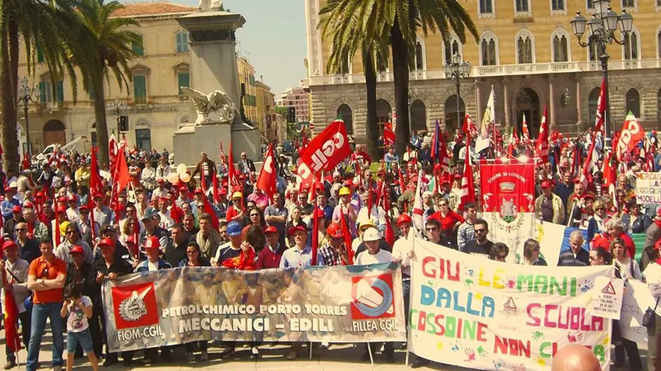 Veduta di una manifestazione sindacale a Sassari, organizzata in difesa dell'industria dall'ex segretario della CGIL territoriale Antonio Rudas.