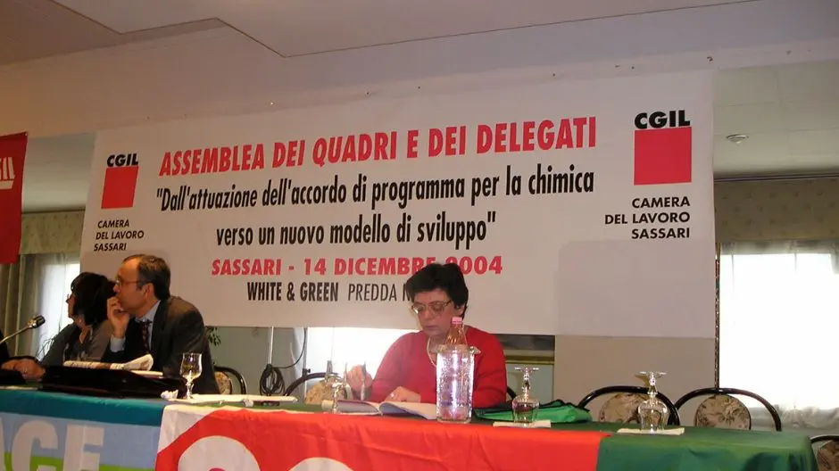 Assemblea dei quadri e dei delegati della CGIL di Sassari, 14 dicembre 2004. L'incontro, dedicato all'accordo di programma per la chimica e alle prospettive di sviluppo del settore, ha visto la partecipazione di dirigenti sindacali e rappresentanti dei lavoratori.